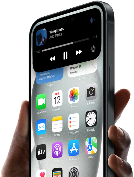 Com uma mão segura no iPhone 15, o Dynamic Island mostra informações sobre uma corrida por aplicativo.